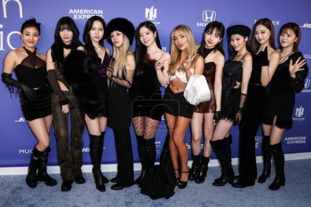 Téléchargez les photos : Jihyo, Momo, Mina, Chaeyoung, Dahyun, Nayeon, Sabrina Carpenter, Sana, Tzuyu and Jeongyeon of TWICE arrive at the 2023 Billboard Women In Music held at the YouTube Theater on March 1, 2023 in Inglewood, Los Angeles, California, United States. - en image libre de droit
