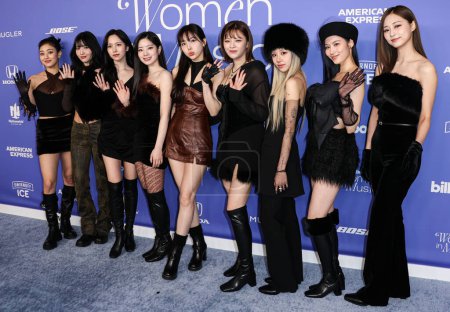 Téléchargez les photos : Jihyo, Momo, Mina, Dahyun, Nayeon, Jeongyeon, Chaeyoung, Sana and Tzuyu of TWICE arrive at the 2023 Billboard Women In Music held at the YouTube Theater on March 1, 2023 in Inglewood, Los Angeles, California, United States. - en image libre de droit