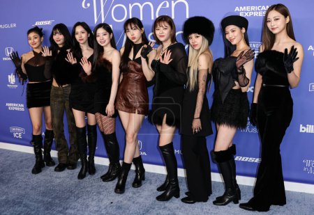 Téléchargez les photos : Jihyo, Momo, Mina, Dahyun, Nayeon, Jeongyeon, Chaeyoung, Sana and Tzuyu of TWICE arrive at the 2023 Billboard Women In Music held at the YouTube Theater on March 1, 2023 in Inglewood, Los Angeles, California, United States. - en image libre de droit