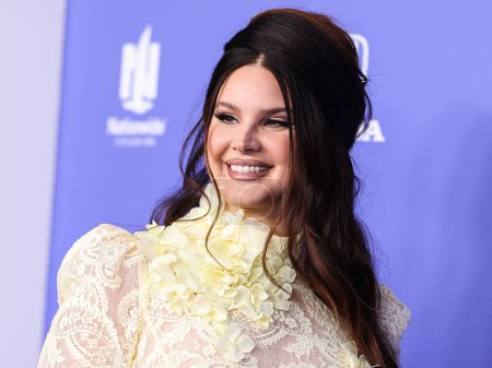 Téléchargez les photos : Lana Del Rey wearing a Zimmermann dress arrives at the 2023 Billboard Women In Music held at the YouTube Theater on March 1, 2023 in Inglewood, Los Angeles, California, United States. - en image libre de droit