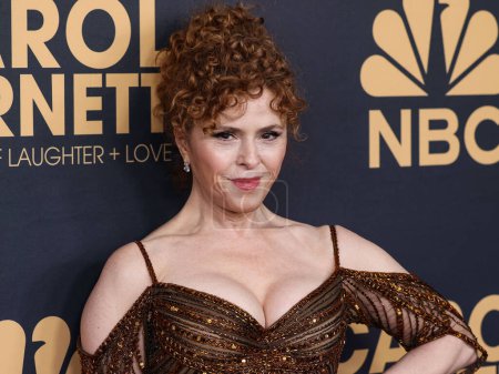 Foto de Bernadette Peters arrives at NBC's 'Carol Burnett: 90 Years Of Laughter + Love' Birthday Special held at AVALON Hollywood and Bardot on March 2, 2023 in Hollywood, Los Angeles, California, United States. - Imagen libre de derechos