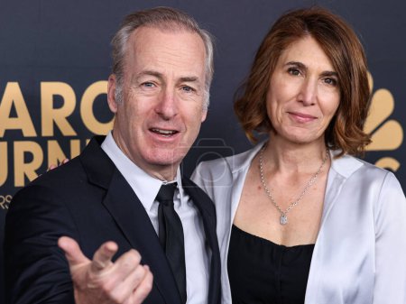 Foto de Bob Odenkirk and wife Naomi Odenkirk arrive at NBC's 'Carol Burnett: 90 Years Of Laughter + Love' Birthday Special held at AVALON Hollywood and Bardot on March 2, 2023 in Hollywood, Los Angeles, California, United States. - Imagen libre de derechos