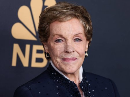 Foto de English actress, singer, and author Julie Andrews arrives at NBC's 'Carol Burnett: 90 Years Of Laughter + Love' Birthday Special held at AVALON Hollywood and Bardot on March 2, 2023 in Hollywood, Los Angeles, California, United States. - Imagen libre de derechos