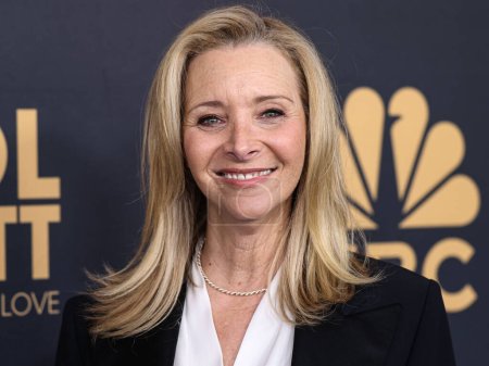 Téléchargez les photos : Lisa Kudrow arrives at NBC's 'Carol Burnett: 90 Years Of Laughter + Love' Birthday Special held at AVALON Hollywood and Bardot on March 2, 2023 in Hollywood, Los Angeles, California, United States. - en image libre de droit