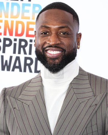 Téléchargez les photos : American former professional basketball player Dwyane Wade arrives at the 2023 Film Independent Spirit Awards held at the Santa Monica Beach on March 4, 2023 in Santa Monica, Los Angeles, California, United States. - en image libre de droit