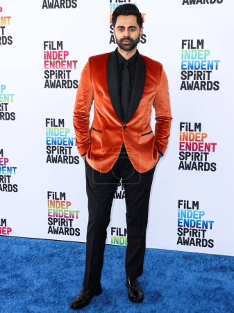 Téléchargez les photos : Hasan Minhaj arrive aux 2023 Film Independent Spirit Awards qui se tiennent à Santa Monica Beach le 4 mars 2023 à Santa Monica, Los Angeles, Californie, États-Unis. - en image libre de droit