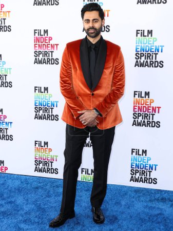 Téléchargez les photos : Hasan Minhaj arrive aux 2023 Film Independent Spirit Awards qui se tiennent à Santa Monica Beach le 4 mars 2023 à Santa Monica, Los Angeles, Californie, États-Unis. - en image libre de droit