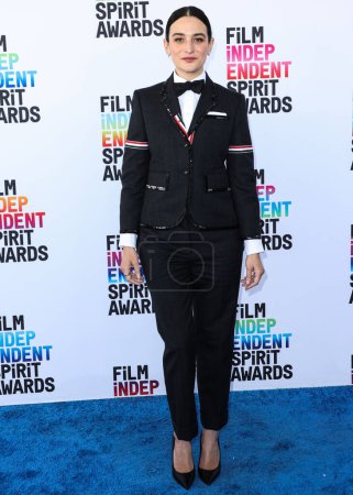 Foto de Jenny Slate wearing a Thom Browne suit arrives at the 2023 Film Independent Spirit Awards held at the Santa Monica Beach on March 4, 2023 in Santa Monica, Los Angeles, California, United States - Imagen libre de derechos