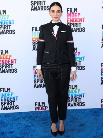 Foto de Jenny Slate wearing a Thom Browne suit arrives at the 2023 Film Independent Spirit Awards held at the Santa Monica Beach on March 4, 2023 in Santa Monica, Los Angeles, California, United States - Imagen libre de derechos