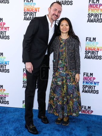 Foto de Nicolas Gonda and Chlo Zhao (Chloe Zhao) arrive at the 2023 Film Independent Spirit Awards held at the Santa Monica Beach on March 4, 2023 in Santa Monica, Los Angeles, California, United States. - Imagen libre de derechos