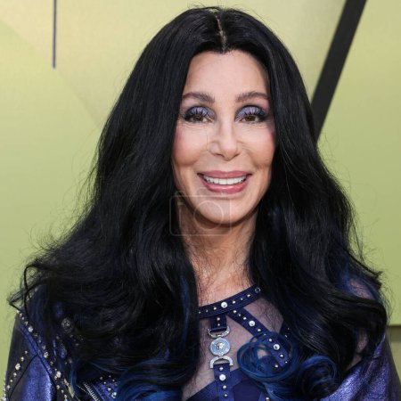 Foto de La cantante, actriz y personalidad de televisión estadounidense Cher (Cherilyn Sarkisian) llega al Desfile de Moda Versace Otoño / Invierno 2023 celebrado en el Pacific Design Center el 9 de marzo de 2023 en West Hollywood, Los Ángeles, California, Estados Unidos. - Imagen libre de derechos