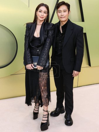 Foto de Lee Min-jung y su esposo Lee Byung-hun llegan al Desfile de Moda Versace Otoño / Invierno 2023 celebrado en el Pacific Design Center el 9 de marzo de 2023 en West Hollywood, Los Ángeles, California, Estados Unidos. - Imagen libre de derechos