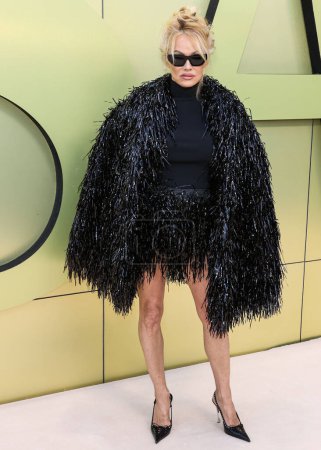 Foto de La actriz, modelo y personalidad mediática canadiense-estadounidense Pamela Anderson llega al Desfile de Moda Versace Otoño / Invierno 2023 celebrado en el Pacific Design Center el 9 de marzo de 2023 en West Hollywood, Los Ángeles, California, Estados Unidos. - Imagen libre de derechos
