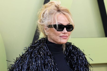 Foto de La actriz, modelo y personalidad mediática canadiense-estadounidense Pamela Anderson llega al Desfile de Moda Versace Otoño / Invierno 2023 celebrado en el Pacific Design Center el 9 de marzo de 2023 en West Hollywood, Los Ángeles, California, Estados Unidos. - Imagen libre de derechos