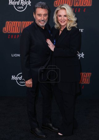 Téléchargez les photos : Ian McShane et Gwen Humble arrivent à la première de John Wick : Chapter 4 de Lionsgate au TCL Chinese Theatre IMAX le 20 mars 2023 à Hollywood, Los Angeles, Californie, États-Unis. - en image libre de droit