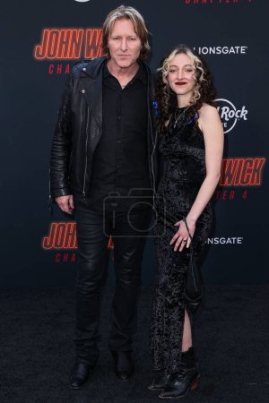 Téléchargez les photos : Tyler Bates et Lola Colette arrivent à la première de John Wick : Chapter 4 de Lionsgate au TCL Chinese Theatre IMAX le 20 mars 2023 à Hollywood, Los Angeles, Californie, États-Unis. - en image libre de droit