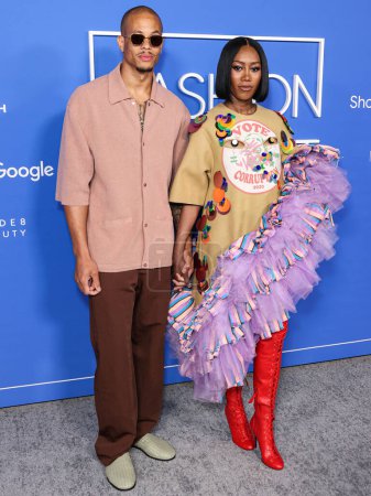 Foto de Masimba Chibanda y Muni Long llegan al Fashion Trust de EE.UU. Premios 2023 celebrados en Goya Studios el 21 de marzo de 2023 en Hollywood, Los Ángeles, California, Estados Unidos. - Imagen libre de derechos