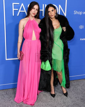 Foto de Scout LaRue Willis and mother Demi Moore arrive at the Fashion Trust U.S. Awards 2023 held at Goya Studios on March 21, 2023 in Hollywood, Los Angeles, California, United States. - Imagen libre de derechos
