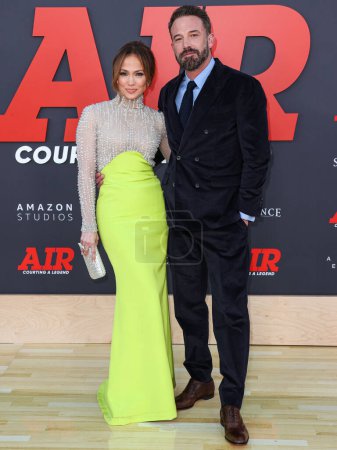 Téléchargez les photos : La chanteuse américaine Jennifer Lopez et son mari / acteur et cinéaste américain Ben Affleck arrivent à la première mondiale de "Air" d'Amazon Studios et Skydance Media au Regency Village Theatre le 27 mars 2023 à Westwood, Los Angeles, USA - en image libre de droit