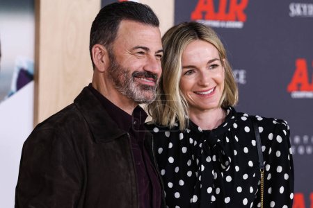 Foto de Jimmy Kimmel y su esposa Molly McNearney llegan al estreno mundial de 'Air' de Amazon Studios y Skydance Media celebrado en el Regency Village Theatre el 27 de marzo de 2023 en Westwood, Los Ángeles, California, Estados Unidos. - Imagen libre de derechos
