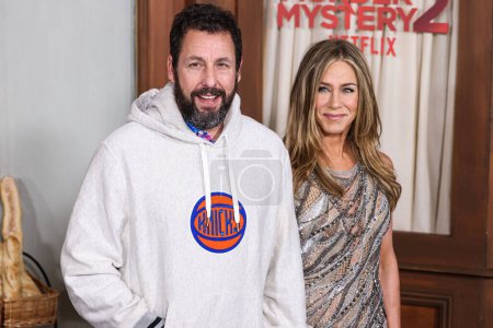 Téléchargez les photos : Adam Sandler et Jennifer Aniston arrivent à la première de "Murder Mystery 2" de Netflix au Regency Village Theatre le 28 mars 2023 à Westwood, Los Angeles, Californie, États-Unis. - en image libre de droit