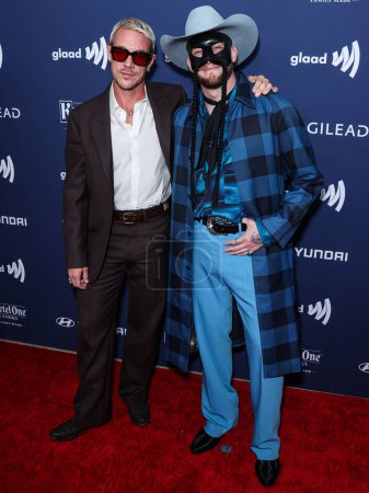 Foto de Diplo y Orville Peck llegan a la 34ª edición de GLAAD Media Awards Los Angeles celebrada en The Beverly Hilton Hotel el 30 de marzo de 2023 en Beverly Hills, Los Ángeles, California, Estados Unidos. - Imagen libre de derechos