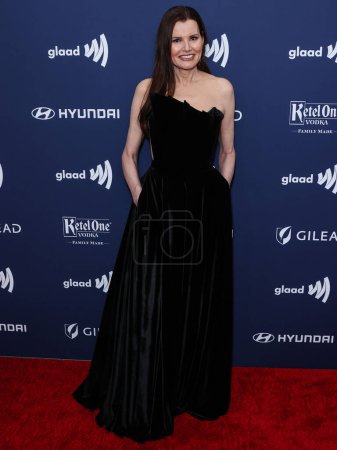 Foto de La actriz y productora estadounidense Geena Davis llega a la 34ª edición de los GLAAD Media Awards Los Angeles celebrada en The Beverly Hilton Hotel el 30 de marzo de 2023 en Beverly Hills, Los Ángeles, California, Estados Unidos. - Imagen libre de derechos