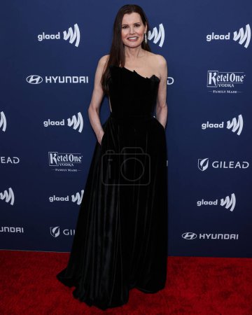 Foto de La actriz y productora estadounidense Geena Davis llega a la 34ª edición de los GLAAD Media Awards Los Angeles celebrada en The Beverly Hilton Hotel el 30 de marzo de 2023 en Beverly Hills, Los Ángeles, California, Estados Unidos. - Imagen libre de derechos
