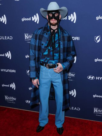 Foto de El músico sudafricano Orville Peck llega a la 34ª edición de los GLAAD Media Awards Los Angeles celebrada en The Beverly Hilton Hotel el 30 de marzo de 2023 en Beverly Hills, Los Ángeles, California, Estados Unidos. - Imagen libre de derechos