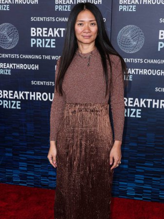 Foto de La cineasta china Chloe Zhao llega a la Novena Ceremonia Anual del Premio Breakthrough celebrada en el Museo de la Academia de Cine el 15 de abril de 2023 en Los Ángeles, California, Estados Unidos. - Imagen libre de derechos