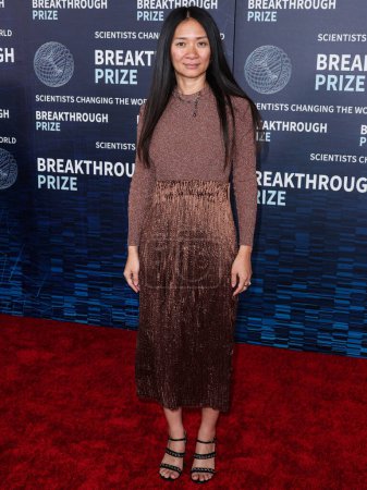 Foto de La cineasta china Chloe Zhao llega a la Novena Ceremonia Anual del Premio Breakthrough celebrada en el Museo de la Academia de Cine el 15 de abril de 2023 en Los Ángeles, California, Estados Unidos. - Imagen libre de derechos