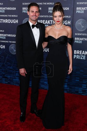 Foto de Evan Spiegel y su esposa Miranda Kerr llegan a la Novena Ceremonia Anual del Premio Breakthrough celebrada en el Museo de la Academia de Cine el 15 de abril de 2023 en Los Ángeles, California, Estados Unidos. - Imagen libre de derechos