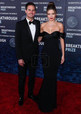 Foto de Evan Spiegel y su esposa Miranda Kerr llegan a la Novena Ceremonia Anual del Premio Breakthrough celebrada en el Museo de la Academia de Cine el 15 de abril de 2023 en Los Ángeles, California, Estados Unidos. - Imagen libre de derechos