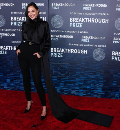 Photo for Israeli actress and model Gal Gadot wearing jewelry by Tiffany & Co. arrives at the 9th Annual Breakthrough Prize Ceremony held at the Academy Museum of Motion Pictures on April 15, 2023 in Los Angeles, California, United States. - Royalty Free Image