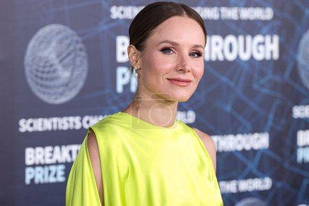 Photo for American actress and singer Kristen Bell arrives at the 9th Annual Breakthrough Prize Ceremony held at the Academy Museum of Motion Pictures on April 15, 2023 in Los Angeles, California, United States. - Royalty Free Image