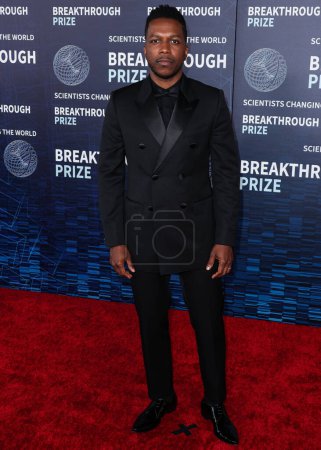 Photo for American actor and singer Leslie Odom Jr. arrives at the 9th Annual Breakthrough Prize Ceremony held at the Academy Museum of Motion Pictures on April 15, 2023 in Los Angeles, California, United States. - Royalty Free Image