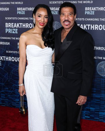 Photo for Lisa Parigi and boyfriend Lionel Richie arrive at the 9th Annual Breakthrough Prize Ceremony held at the Academy Museum of Motion Pictures on April 15, 2023 in Los Angeles, California, United States. - Royalty Free Image