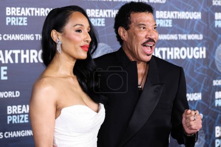 Photo for Lisa Parigi and boyfriend Lionel Richie arrive at the 9th Annual Breakthrough Prize Ceremony held at the Academy Museum of Motion Pictures on April 15, 2023 in Los Angeles, California, United States. - Royalty Free Image