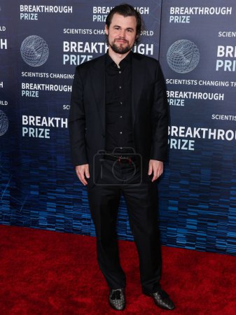 Photo for Norwegian chess grandmaster who is the reigning five-time World Chess Champion Magnus Carlsen arrives at the 9th Annual Breakthrough Prize Ceremony held at the Academy Museum of Motion Pictures on April 15, 2023 in Los Angeles, California, USA - Royalty Free Image