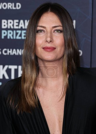 Photo for Russian former world No. 1 tennis player Maria Sharapova arrives at the 9th Annual Breakthrough Prize Ceremony held at the Academy Museum of Motion Pictures on April 15, 2023 in Los Angeles, California, United States. - Royalty Free Image