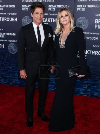 Foto de Rob Lowe y su esposa Sheryl Berkoff llegan a la Novena Ceremonia Anual del Premio Breakthrough celebrada en el Academy Museum of Motion Pictures el 15 de abril de 2023 en Los Ángeles, California, Estados Unidos. - Imagen libre de derechos