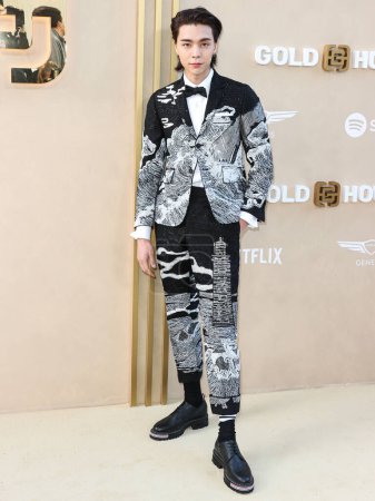 Foto de El rapero estadounidense Johnny Suh de la banda de chicos surcoreanos NCT 127 llega a la 2ª Gala Anual de Oro 2023 de Gold House celebrada en The Music Center el 6 de mayo de 2023 en Los Ángeles, California, Estados Unidos.. - Imagen libre de derechos