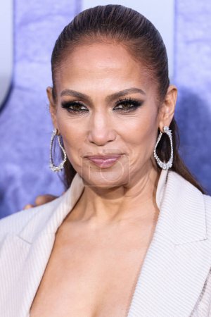Téléchargez les photos : L'actrice, chanteuse et danseuse américaine Jennifer Lopez arrive à la première de The Mother de Netflix au Regency Village Theater le 10 mai 2023 à Westwood, Los Angeles, Californie, États-Unis. - en image libre de droit