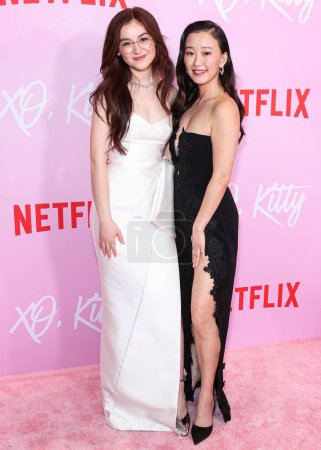 Foto de Anna Cathcart y Gia Kim llegan al estreno en Los Ángeles de la temporada 1 de Netflix 'XO, Kitty' celebrada en el Netflix Tudum Theater el 11 de mayo de 2023 en Hollywood, Los Ángeles, California, Estados Unidos. - Imagen libre de derechos