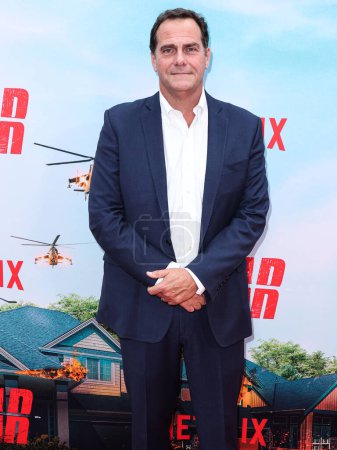 Foto de El actor estadounidense y ex analista financiero Andy Buckley llega al estreno de la temporada 1 de 'FUBAR' de Netflix en AMC The Grove 14 el 22 de mayo de 2023 en Los Ángeles, California, Estados Unidos. - Imagen libre de derechos
