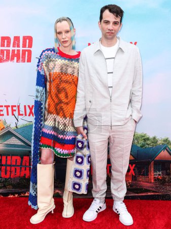 Foto de Rebecca-Jo Dunham y Jay Baruchel llegan al estreno de la temporada 1 de 'FUBAR' de Netflix en AMC The Grove 14 el 22 de mayo de 2023 en Los Ángeles, California, Estados Unidos. - Imagen libre de derechos