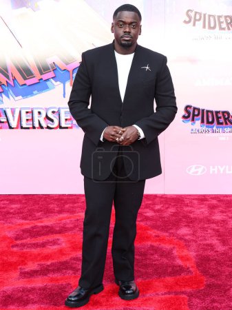 Téléchargez les photos : L'acteur britannique Daniel Kaluuya arrive à la première mondiale de Spider-Man : Across The Spider Verse de Sony Pictures Animation au Regency Village Theater le 30 mai 2023 à Westwood, Los Angeles, Californie, États-Unis. - en image libre de droit