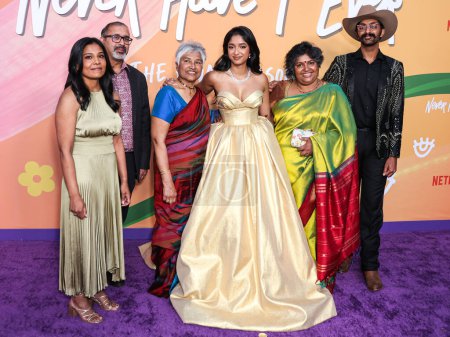 Téléchargez les photos : L'actrice canadienne Maitreyi Ramakrishnan en famille arrive à la première de Los Angeles de la saison 4 "Never Have I Ever" de Netflix - La dernière saison au Regency Village Theatre le 1er juin 2023 à Westwood, Los Angeles - en image libre de droit