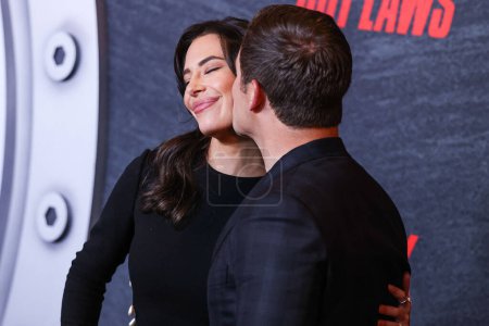 Foto de Chloe Bridges y su esposo Adam DeVine llegan al estreno de 'The Out-Laws' de Netflix, celebrado en Regal LA Live el 26 de junio de 2023 en Los Ángeles, California, Estados Unidos. - Imagen libre de derechos