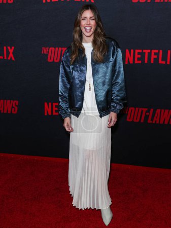 Foto de La actriz estadounidense Kayla Ewell llega al estreno de 'The Out-Laws' de Netflix en Regal LA Live el 26 de junio de 2023 en Los Ángeles, California, Estados Unidos. - Imagen libre de derechos